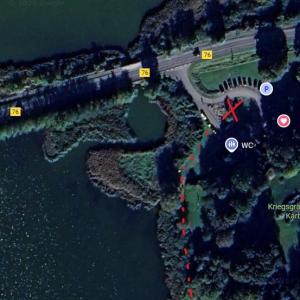 Parkplatz mit Wanderweg mit kleinen  Bänken