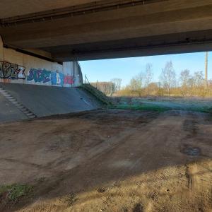 Wir treiben es unter der Brücke