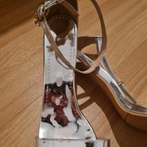 Sperma auf Heels, Stiefel und Kleidung