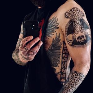 Tätowiert und dauergeil