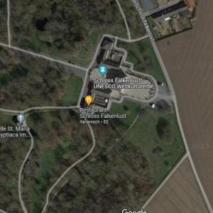 Parkplatz und kleiner Park