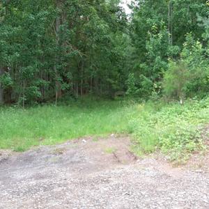 Parkplatz neben Bundesstraße vor der Deponie Meche