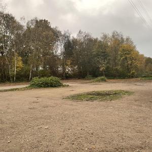 Großer Parkplatz mit Versteck