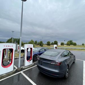Kontakte am Tesla Supercharger Ladeport