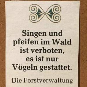 Pendlerparkplatz neben der Autobahn