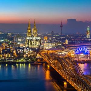 Junger Sex im Freien und auf dem Parkplatz