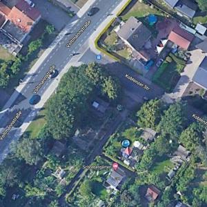 Ruhiger park mit viel grünfläche und waldstücken