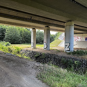 Wir treiben es unter der Brücke