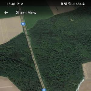 Parkplatz unter Brücke A395