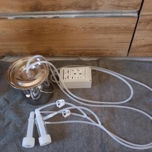 Hucow.  Brüste melken.  Bauernhof