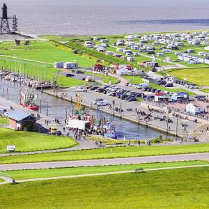 Dorum Neufeld am Deich, links im dunkeln