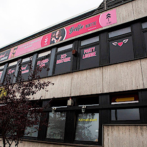 Rumvögeln Party genießen