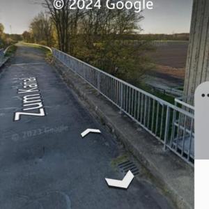 Parkplatz unterm kanal