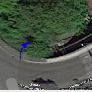 Neckarufer neben der Brücke am Daimlerparkplatz