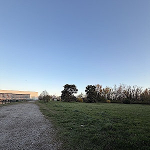 Am Kraftwerk EDF mit Blick aufs Breisacher Münster