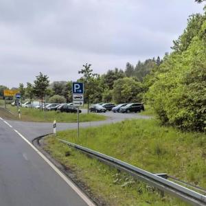 Pendler-Parkplatz an der B64