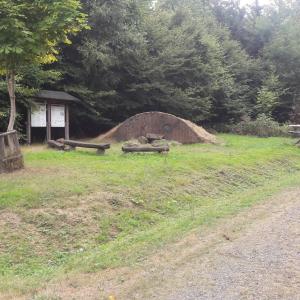 Sportplatz/Hügelgräber