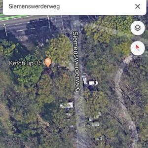 Ruhiger  dunkler Parkplatz