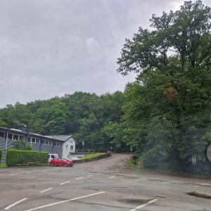 Beim Freibad Buschhütten.oben an/hinter der Hütte
